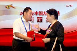 中國食品科技學會孟素荷理事長贊賞王朝民為中國方便食品開辟了一條嶄新的發展道路